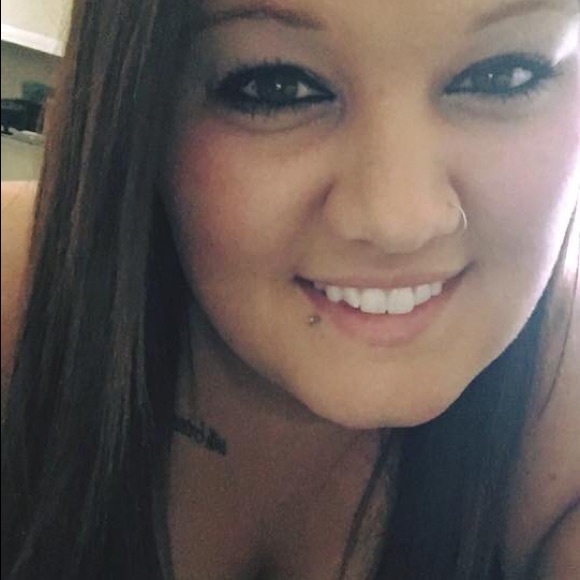 Meet your Posher, Kaitlin - Picture 3 of 3